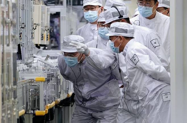 배터리 생산라인 살펴보는 이재용 이재용 삼성전자 회장이 지난 9일 말레이시아 스름반 SDI 생산법인 1공장에서 시설과 제품 등을 점검하고 있다. 삼성전자 제공