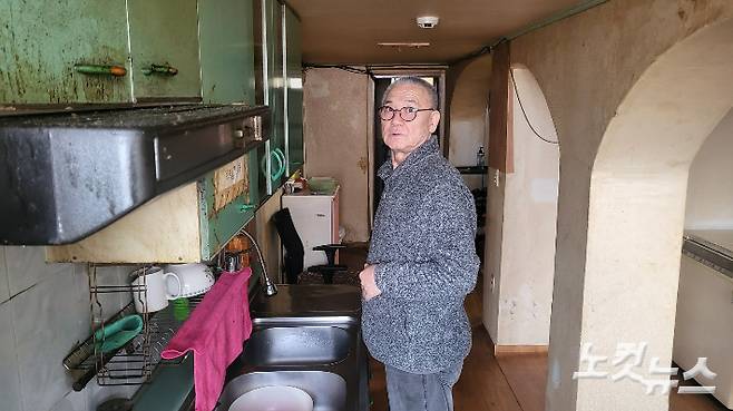 9일 박씨가 공용주방에 서 있다. 주보배 수습기자