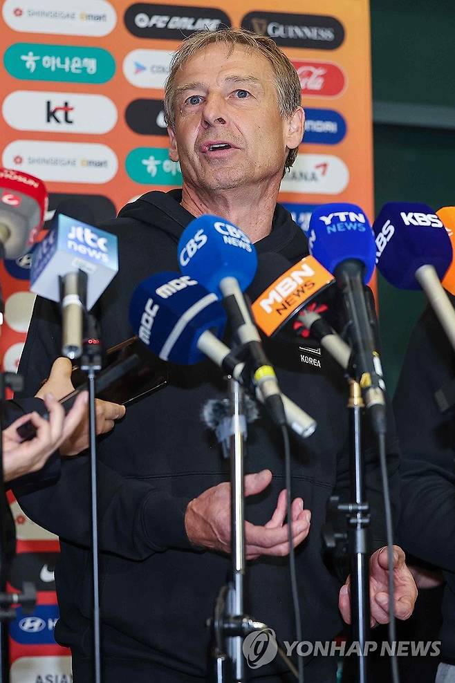 귀국 인터뷰하는 클린스만 감독 (영종도=연합뉴스) 서대연 기자 = 2023 아시아축구연맹(AFC) 아시안컵을 마친 위르겐 클린스만 축구 대표팀 감독이 8일 오후 인천국제공항 제1여객터미널을 통해 귀국해 인터뷰를 하고있다. 2024.2.8 dwise@yna.co.kr