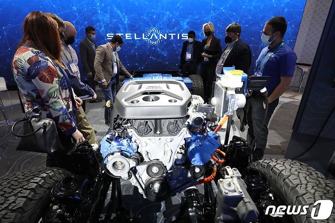 세계 최대 전자·가전·정보기술(IT) 전시회인 CES 2022가 개막한 5일(현지시간) 미국 네바다주 라스베이거스 컨벤션센터에 마련된 스텔란티스 부스에서 관람객들이 다양한 기술을 살펴보고 있다. 2022.1.6/뉴스1 ⓒ News1 조태형 기자