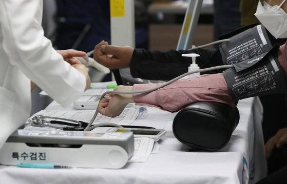 지난 2021년 6월 1일 오후 서울 영등포구 한국노동조합총연맹에서 플랫폼이동노동자 건강증진 프로젝트 찾아가는 무료건강검진 '튼튼버스' 신청자들이 검진을 받고 있다. 연합뉴스