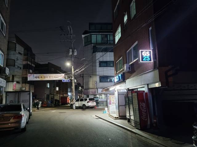 서울 광진구 중곡3동 중곡사거리에서 지난 6일 오후 10시 가로등 한 개가 어두운 골목길을 밝히고 있다.