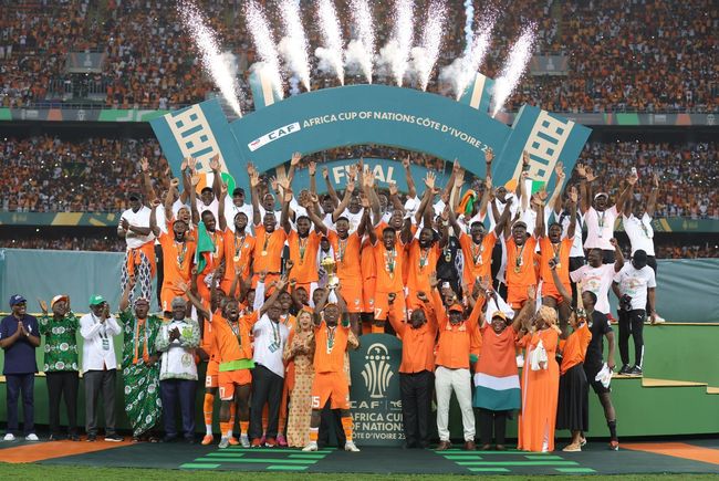 [사진] 우승 트로피를 들어 올리는 코트디부아르.