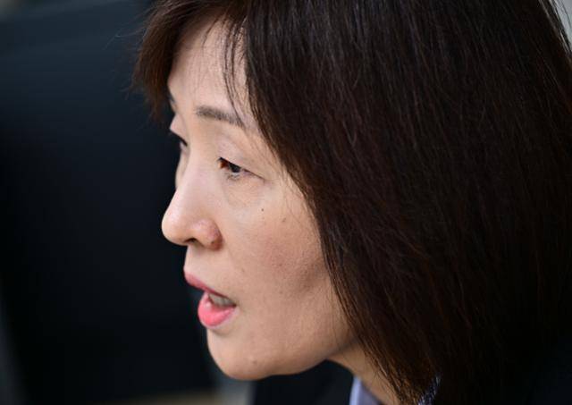 지난 6일 서울 관악구 서울대 연구실에서 정은령 SNU팩트체크센터장이 정치권의 압박으로 네이버의 지원이 끊긴 후 센터 운영의 어려움에 대한 소회를 밝히고 있다. 최주연 기자 juicy@hankookilbo.com