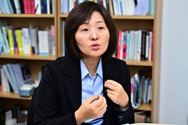 지난 6일 서울 관악구 서울대 연구실에서 인터뷰 중인 정은령 SNU팩트체크센터장. 최주연 기자