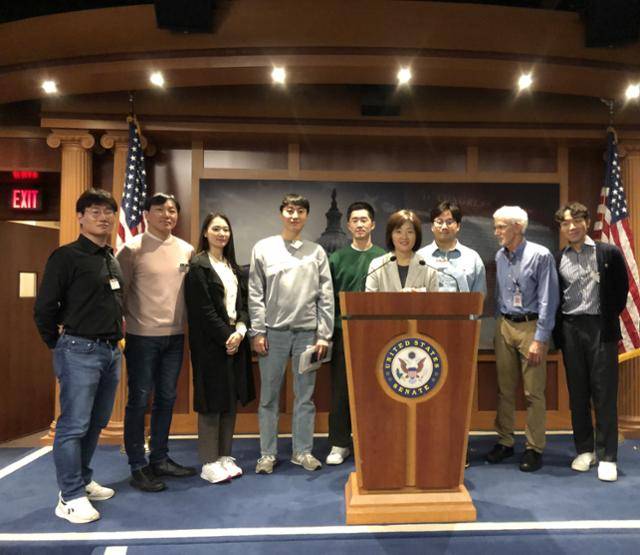 지난해 10월 한국언론진흥재단, 미국의 포인터재단, SNU팩트체크센터가 공동 진행한 팩트체크 디플로마과정의 일환으로 정은령 센터장과 기자들이 미 상원 뉴스룸을 찾았다. 기자가 초청하는 의원들만을 이 뉴스룸에서 인터뷰한다. “이곳은 우리 영역이니 우리가 인터뷰할 사람을 정한다”는 게 미국 기자들의 설명이었다.