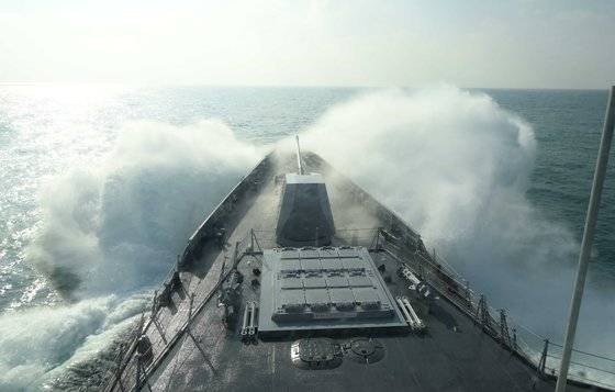 서울함이 파도를 헤치고 서해 북방한계선(NLL) 작전 구역으로 향하는 모습을 함수(뱃머리)에서 바라본 모습. 사진 해군