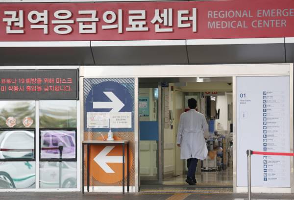 대한전공의협의회(대전협)가 지난 12일 열린 온라인 임시대의원총회에서 박단 회장을 제외한 집행부 사퇴와 비상대책위원회 전환을 의결했다. 사진은 13일 오후 서울 한 대학병원에서 한 의료인이 이동하고 있다. 연합뉴스