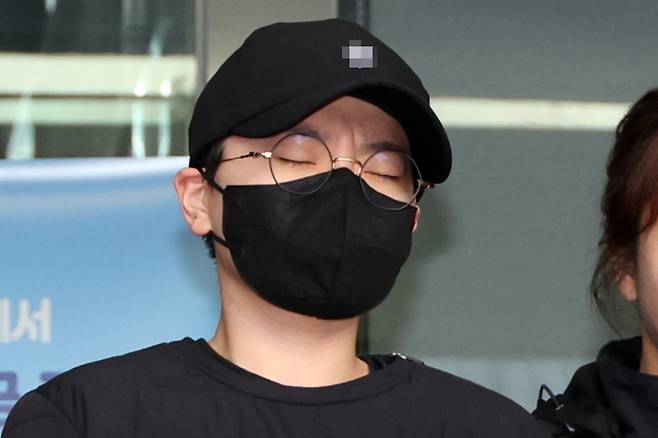 특정경제범죄가중처벌법상 사기, 공문서·사문서 위조 등의 혐의로 기소된 전청조씨 14일 서울 동부지방법원에서 열린 1심 선고 공판에서 징역 12년을 선고받았다. 연합뉴스