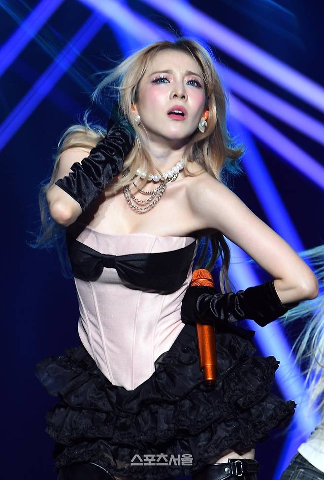 가수 산다라박이 2일 태국 방콕 라자망갈라 국립경기장에서 열린 ‘제33회 서울가요대상’ 시상식(주최 스포츠서울, 주관 서울가요대상 조직위원회)에서 K-POP 특별상을 수상한 뒤 열정적인 무대를 선보이고 있다. 2024. 1. 2. 방콕(태국) | 박진업기자 upandup@sportsseul.com