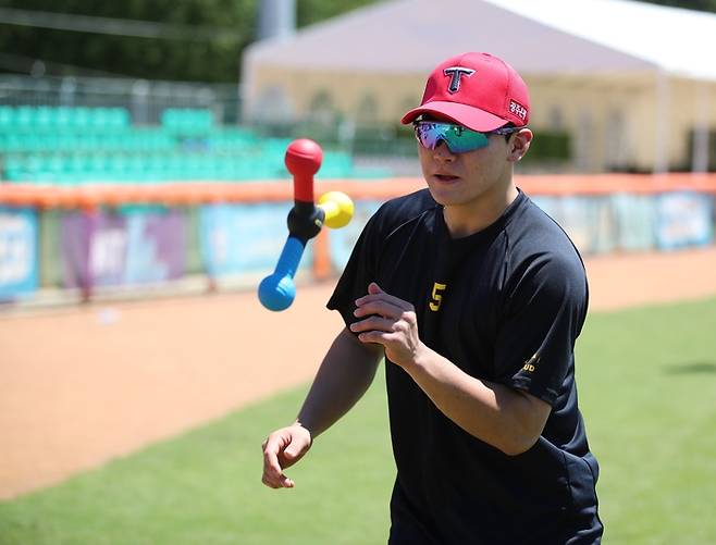 KIA 김도영이 호주 캔버라 나라분다 볼파크에서 기구를 활용해 훈련하고 있다. 사진 | KIA 타이거즈