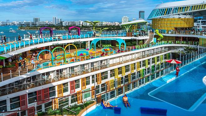 세계에서 가장 큰 크루즈 ‘아이콘(Icon of the Seas, 로얄캐리비안크루즈)’호가 지난 1월 20일(현지 시각) 미국 플로리다 마이애미 항구에서 첫 출항에 나섰다. 25만t 급 크루즈로 건조 비용만 20억달러(액 2조6750억원)에 이른다. 2805개 객실, 7개의 수영장 등을 갖췄다. 백종현 기자