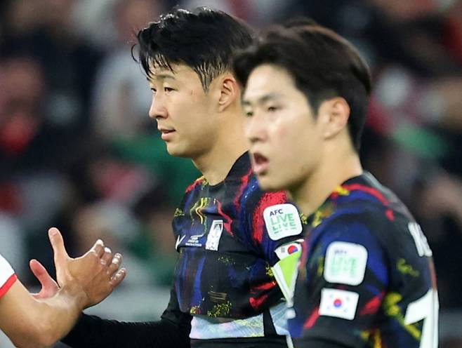 (서울=뉴스1) 김성진 기자 = 영국 매체들이 한국 축구대표팀의 주장 손흥민(토트넘)이 아시안컵 4강을 앞두고 후배들과 다투다 손가락이 골절됐다고 폭로했다. 대한축구협회(KFA) 확인 결과 선수들 간 다툼이 있었던 것도, 그 과정에서 손흥민이 부상을 입은 것도 사실이었다. 영국 매체 '더선'은 지난14일(한국시간) "한국이 요르단과의 아시안컵 4강전에서 충격적인 패배를 당했다"면서 "손흥민이 아시안컵 탈락 전날 팀 동료와 몸싸움을 벌이다 손가락 탈골 부상을 당했다"고 전했다. 사진은 지난6일(현지시간) 카타르 알라이얀 아흐메드 빈 알리 스타디움에서 열린 2023 아시아축구연맹(AFC) 카타르 아시안컵 준결승 요르단과 대한민국의 경기를 마친 손흥민과 이강인 선수 모습. 2024.2.14/뉴스1