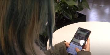 AI 연인과 문자메시지를 주고받는 앱 사용자. SCMP 홈페이지 캡처