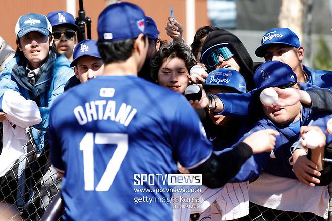 ▲ 오타니 쇼헤이가 팬들에게 사인을 해주고 있다.