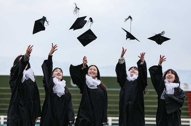 지난 7일 경기 포천시 대진대학교에서 열린 2023학년도 전기 학위수여식에서 졸업생들이 학사모를 던지며 졸업의 기쁨을 만끽하고 있다. /뉴스1