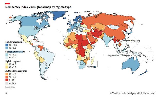 세계 167개국의 민주주의 수준을 조사한 ‘2023년 세계 민주주의 지수 보고서’에 각국의 민주주의 수준이 색깔별로 표시돼 있다. 세계 민주주의 지수 보고서 갈무리