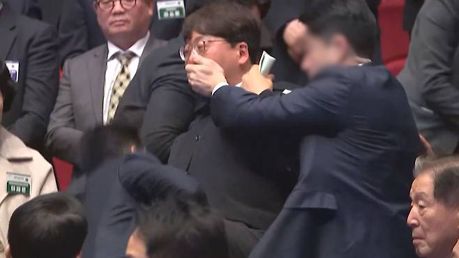 퇴장당하는 진보당 강성희 의원 2024.1.18