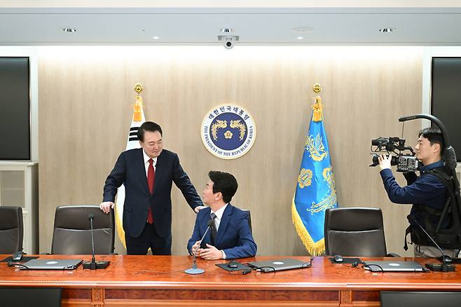 윤석열 대통령이 지난 4일 서울 용산 대통령실 청사에서 가진 KBS ‘특별대담 대통령실을 가다’에 앞서 박장범 KBS 앵커에게 국무회의장을 소개하고 있다. 대통령실 제공