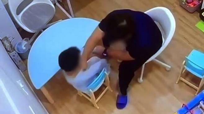 원생 명치 부근을 주먹으로 때리는 A 씨.