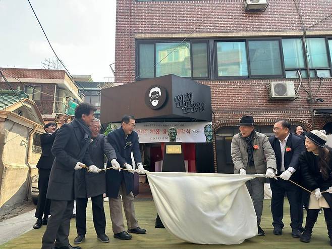 지난 1월29일 체홉 타계 120주년과 안똔 체홉학회 창립 10주년을 맞아 서울 종로구 명륜동 체홉극장에서 체홉 흉상제막식을 가졌다. /체홉극장