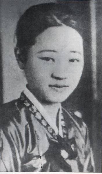 1934년12월 경성공회당에서 올린 체홉 장막극 '벚꽃동산'에 라네프스카야의 딸 아냐로 나선 노천명. 당시 조선중앙일보 기자였다. 여배우가 드물던 시절, 고등교육을 받은 신여성이 무대에 서는 것 자체만으로도 뉴스가 됐다. /조선일보 DB