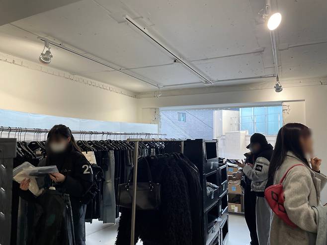 서울 용산구 한남동 보헤미안서울 매장을 찾는 고객이 옷을 둘러보고 있다. 전새날 기자