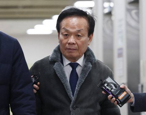 백현동 개발 특혜 의혹의 ‘대관 로비스트‘로 지목된 김인섭 전 한국하우징기술 대표가 지난 13일 서울 서초구 서울중앙지방법원에서 열린 1심 선고공판에 출석하고 있다. (사진=뉴시스)