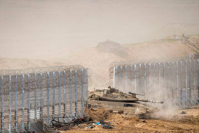 이스라엘군 전차 한 대가 13일 이스라엘 남부에서 국경을 넘어 가자지구로 진입하고 있다. 가자=AP 뉴시스