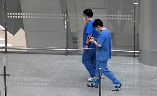 서울 대형 종합병원 빅5(서울대·서울아산·세브란스·삼성서울·서울성모병원) 소속 전공의 2700여 명이 사직서를 제출하고 20일 오전 6시부터 근무를 중단하기로 해 의료대란이 우려되고 있다. 19일 서울 시내의 한 대형병원에서 의료진이 이동하고 있다. 임세준 기자