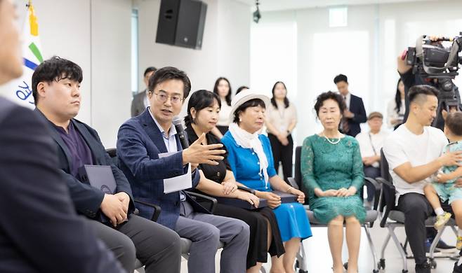 긴급복지 핫라인 활성화 유공 표창을 하고 있는 김동연 경기도지사 ⓒ경기도청 제공