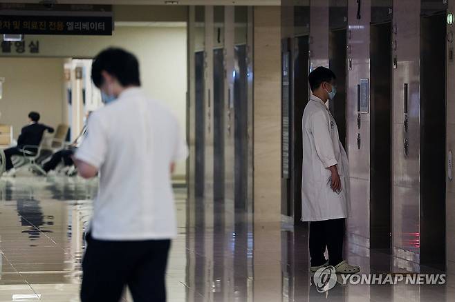 전공의 집단사직 돌입하나…정부·의료계 갈등 최고조 (서울=연합뉴스) 임화영 기자 = 정부가 의대정원 증원 필요성 및 의사 집단행동 관련 대국민 담화문을 발표한 18일 서울 시내의 한 대학병원에서 의료진이 이동하고 있다.
정부와 의료계 등에 따르면 대한전공의협의회(대전협)는 지난 16일 '빅5' 병원 전공의 대표들과 논의한 결과 오는 19일까지 해당 병원 전공의 전원이 사직서를 제출하고 20일 오전 6시 이후에는 근무를 중단하기로 했다고 밝혔다. 2024.2.18 hwayoung7@yna.co.kr
