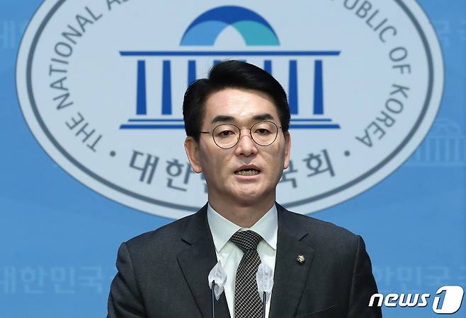 박용진 더불어민주당 의원이 20일 오전 서울 여의도 국회 소통관에서 긴급 기자회견을 갖고 발언하고 있다. 2024.2.20/뉴스1 ⓒ News1 임세영 기자
