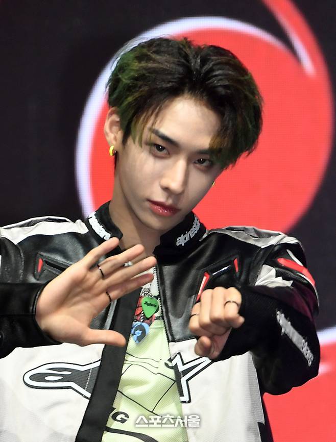 그룹 템페스트(TEMPEST) 화랑이 20일 서울 양천구 목동 로운아트홀에서 진행된 첫 번째 싱글 앨범 ‘폭풍 속으로’ 발매 기념 쇼케이스에서 취재진을 향해 포즈를 취하고 있다. 박진업기자 upandup@sportsseoul.com