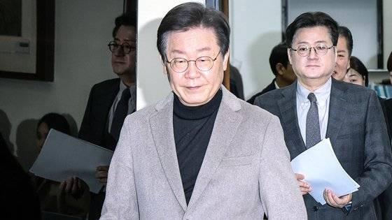 이재명 더불어민주당 대표가 19일 오전 국회에서 열린 최고위원회의에 참석하고 있다. 김성룡 기자