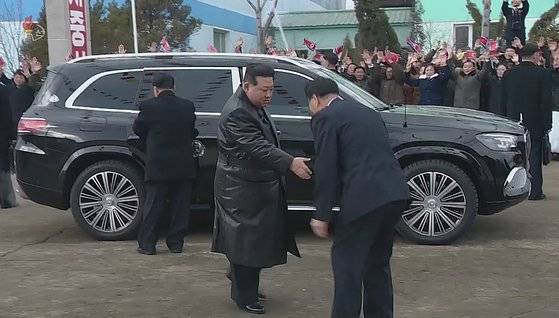 김정은 국무위원장이 새 전용차로 보이는 검은색 스포츠유틸리티(SUV) 차량에서 내리는 장면. 조선중앙TV 캡처, 연합뉴스