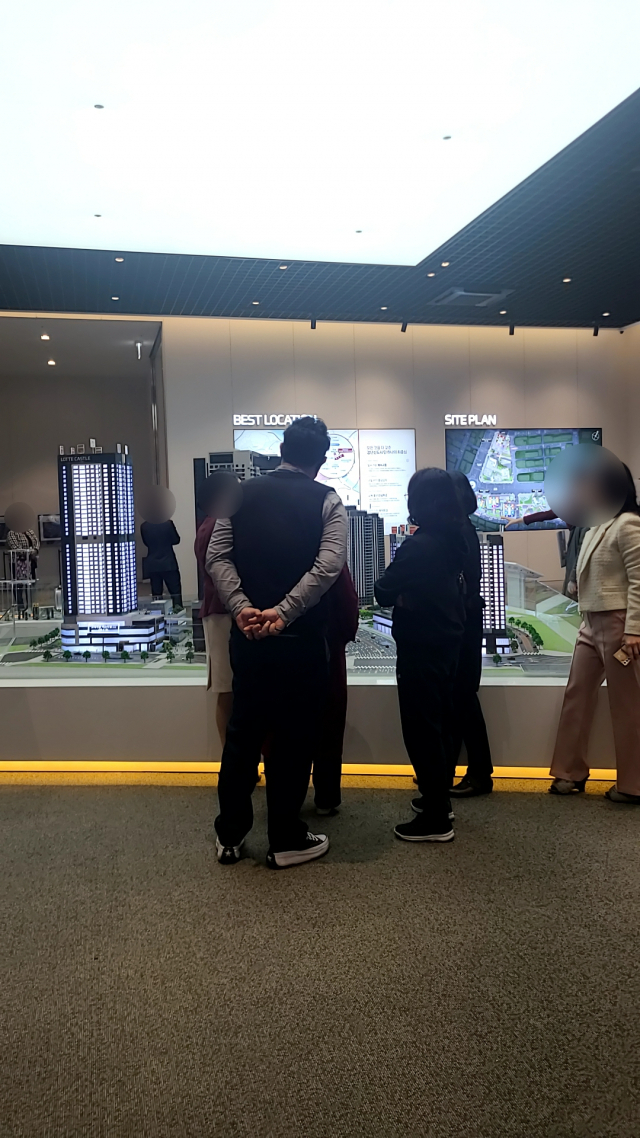 지난 16일 서울 양천구 목동에 마련된 ‘검단신도시 롯데캐슬 넥스티엘 1~3차’ 모델하우스를 찾은 관람객들이 관계자들의 설명을 듣고 있다. 김연하기자