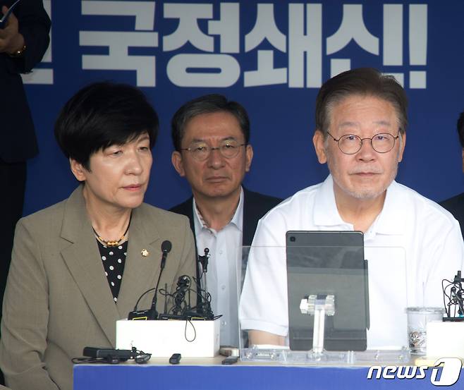 단식 12일 차인 더불어민주당 이재명 대표가 11일 서울 여의도 국회 본청 앞 단식투쟁천막에서 박병석, 김영주 의원 등 중진의원들과 대화를 나누고 있다. (공동취재) 2023.9.11/뉴스1 ⓒ News1 송원영 기자