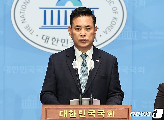 박영순 더불어민주당 의원이 21일 오후 서울 여의도 국회 소통관에서 하위 10% 통보 받은 것과 관련해 입장을 밝히고 있다. 2024.2.21/뉴스1 ⓒ News1 구윤성 기자