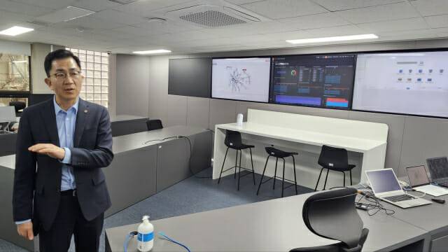 에스넷시스템 김형우 부사장이 S2F센터에 마련된 클라우드 관제센터를 소개했다