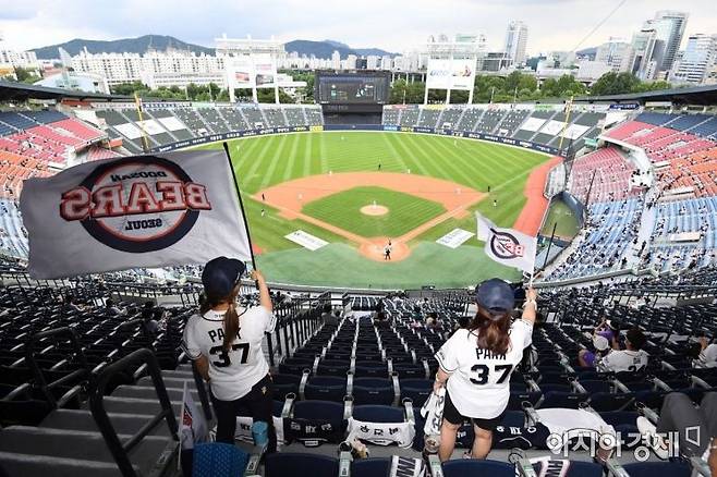 신종 코로나바이러스 감염증(코로나19) 사태로 닫혔던 프로스포츠 관중석이 열렸다. 프로야구 관중 입장 첫 날인 26일 서울 잠실야구장을 찾은 시민들이 거리를 두고 응원하고 있다. 문체부는 이날 진행되는 프로야구 경기부터 관중석 10%의 규모로 관중을 입장시키기로 했다./김현민 기자 kimhyun81@