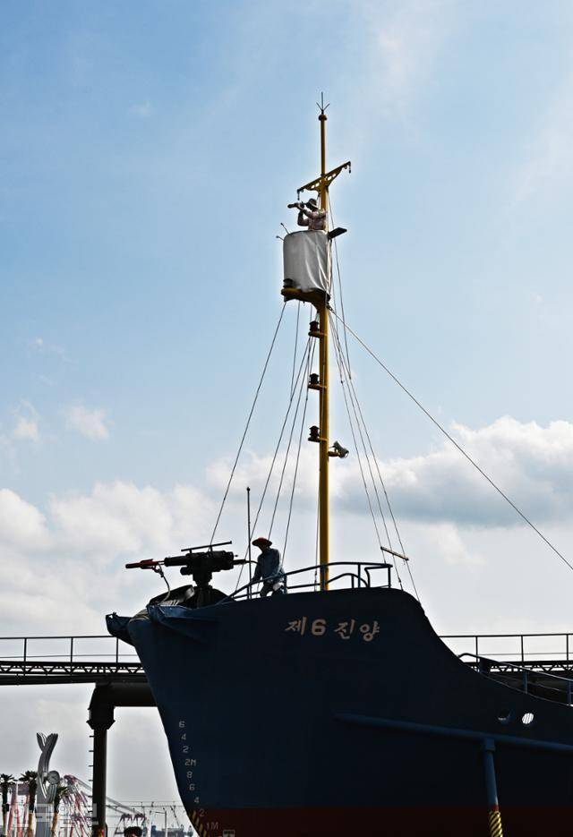 장생포고래박물관 앞에 고래잡이에 사용했던 진양 6호가 전시돼 있다.