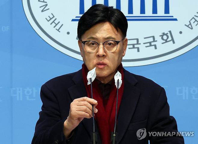 공천 관련 회견 하는 이명수 의원 (서울=연합뉴스) 한상균 기자 = 국민의힘 이명수 의원이 21일 국회에서 총선 공천 관련 기자회견을 하고 있다. 2024.2.21 xyz@yna.co.kr