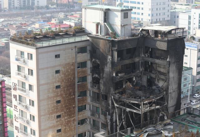 2015년 1월 경기 의정부시의 아파트가 화재로 외벽과 골조가 드러난 모습. 연합뉴스
