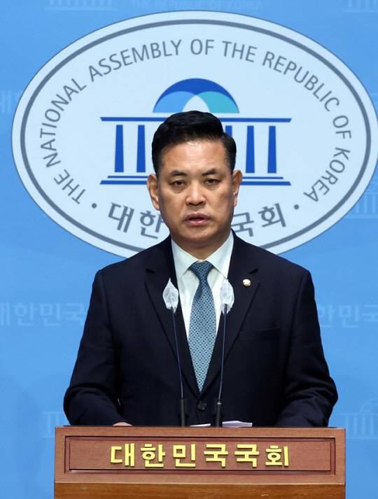 박영순 더불어민주당 의원이 21일 오후 서울 여의도 국회 소통관에서 자신이 현역 의원 평가에서 ‘하위 10%‘ 통보를 받은 것과 관련해 입장을 발표하고 있다. 뉴시스