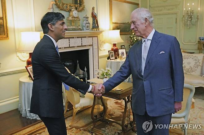 영국 찰스 3세 국왕, 리시 수낵 총리 접견 (AP=연합뉴스) 영국 찰스 3세 국왕이 21일(현지시간) 버킹엄궁에서 리시 수낵 총리를 접견하며 악수하고 있다. 2024.2.21 photo@yna.co.kr