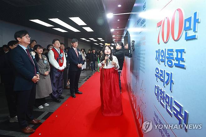 '700만 재외동포 우리가 대한민국'…국가브랜드업 전시회 개막 (서울=연합뉴스) 진연수 기자 = 22일 오후 서울 용산구 국립중앙박물관 지하보도 나들길에서 연합뉴스와 반크·재외동포청 공동 주최로 열린 '2024 국가 브랜드업 전시회' 개막식에서 성기홍 연합뉴스 사장과 이기철 재외동포청장 등 참석자들이 전시를 관람하고 있다. 2024.2.22 jin90@yna.co.kr