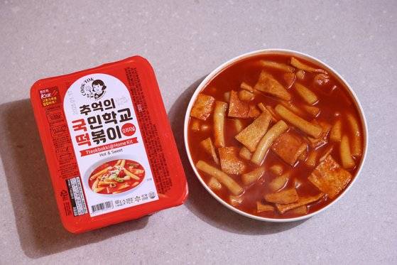 세 가지 제품 중 유일하게 단맛을 조절할 수 있는 '깜장소스'가 포함된 추억의 국민학교 떡볶이. 사진 쿠킹