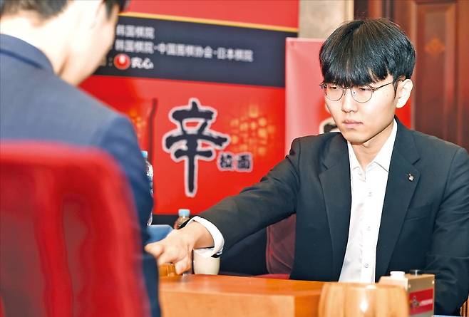 < 반상의 ‘신’ > 프로기사 신진서 9단(24)이 23일 중국 상하이에서 열린 제25회 농심신라면배 세계바둑최강전 3라운드 최종 14국에서 중국 구쯔하오 9단(25)과 대국하고 있다. 신진서는 249수 만에 불계승했다. /연합뉴스
