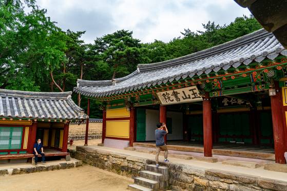 Oksan Seowon is one of the nine seowon in Korea, a neo-Confucian academy for elite scholars in the Joseon Dynasty (1392-1910). [BAEK JONG-HYUN]